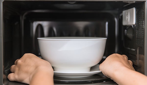 Quali materiali si possono mettere nel microonde?
